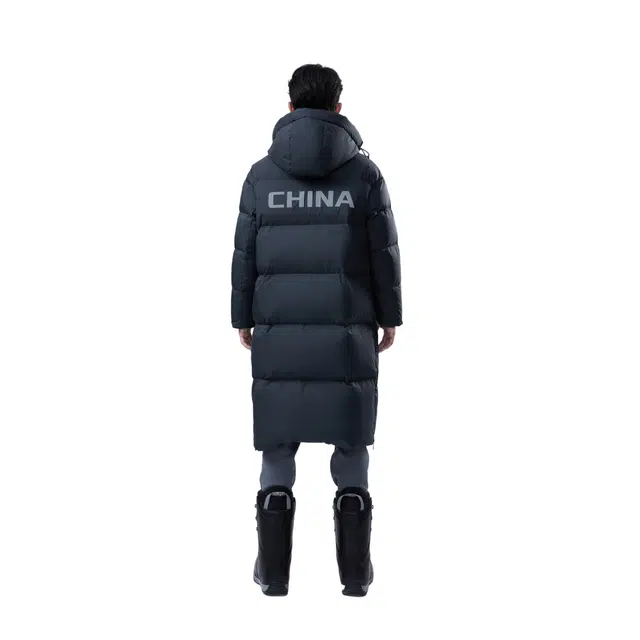 波司登 太空系列 中国字样字母印花大口袋蓄热保暖防风可脱卸帽过膝侧摆拉链加厚大长款羽绒服 男女同款