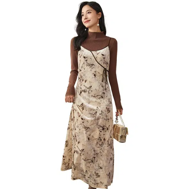 欧昵雪 时尚休闲蝴蝶印花长款气质丝绒吊带连衣裙 女款 花色