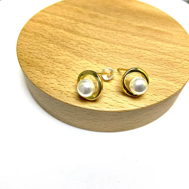 925