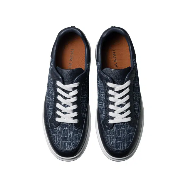 THOM WILLS trainer