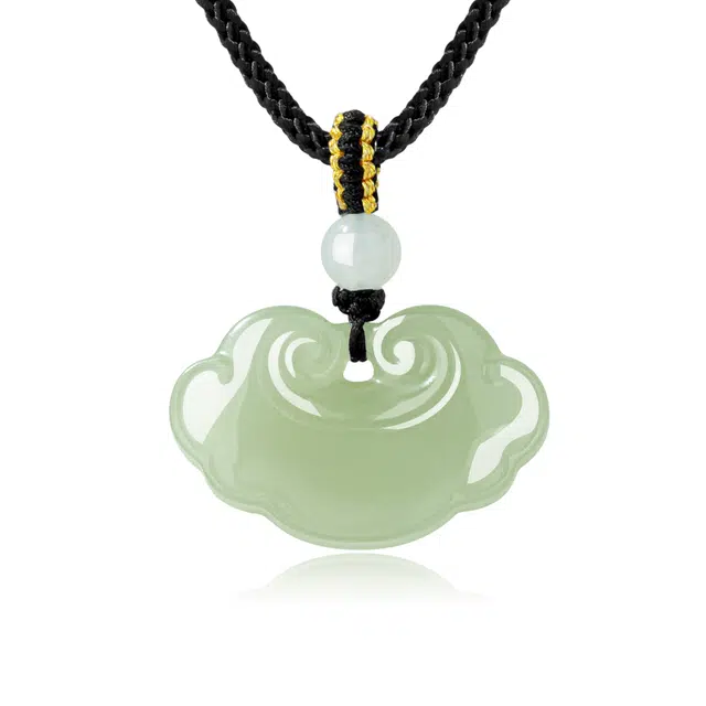 老凤祥 国风祥云如意锁包 温婉大气 新中式平安锁毛衣链 女友好礼  礼盒装 和田玉项链 青玉 女款