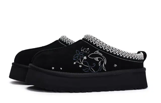 UGG 811