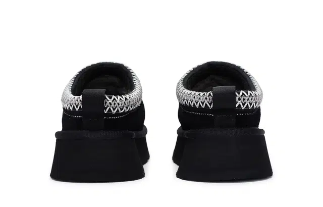 UGG 811