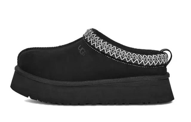UGG 811