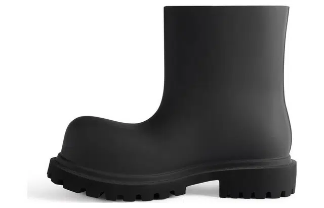 Balenciaga Round Toe Slip-On Boots Black