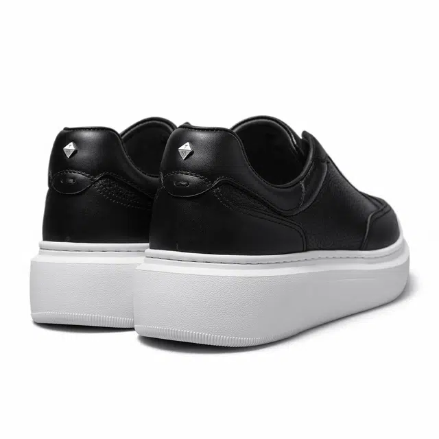 THOM WILLS trainer