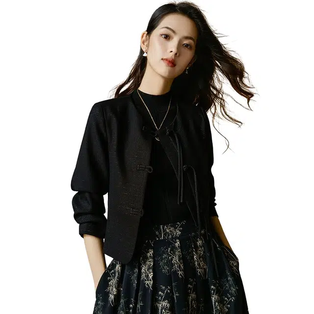 晚白 新中式盘扣版型挺括垫肩设计截短外套 女款 黑色