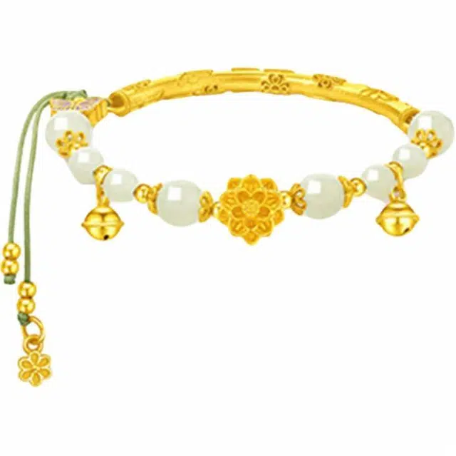 老凤祥 莲花铃铛 新中式 镯身雕琢的莲花栩栩如生搭配灵动铃铛 轻晃间清脆作响 俏皮优雅  和田玉手镯  青白玉 女款