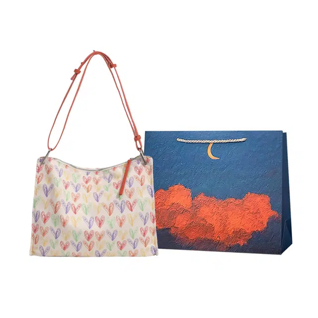 爱尔绅特 小众包糖果色爱心高级感印花上课通勤大容量托特包 尼龙 单肩包 女款 米白色