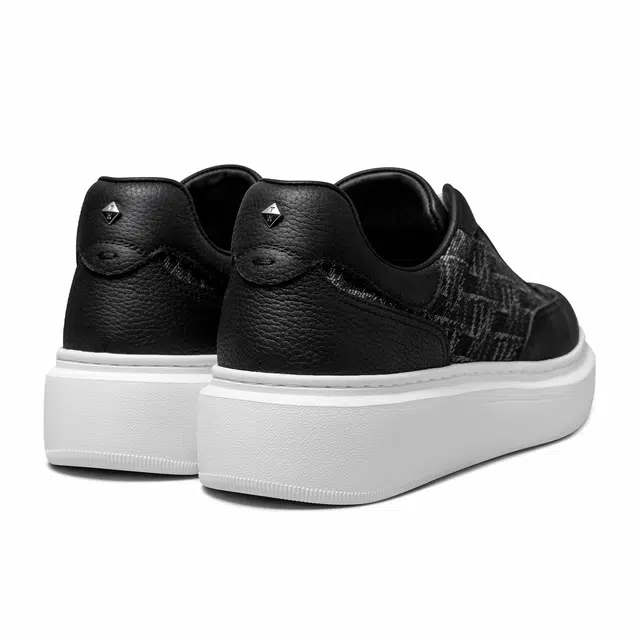 THOM WILLS trainer