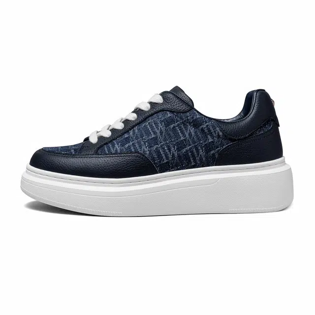 THOM WILLS trainer