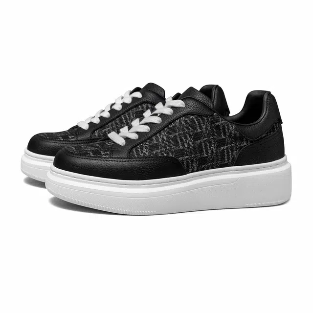 THOM WILLS trainer