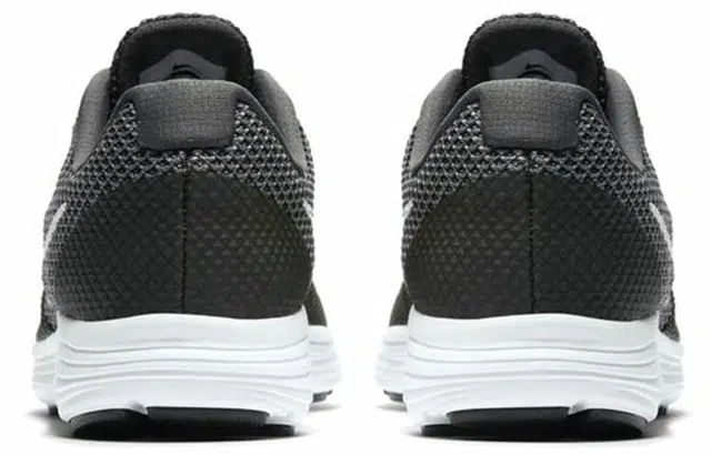 Nike REVOLUTION 3