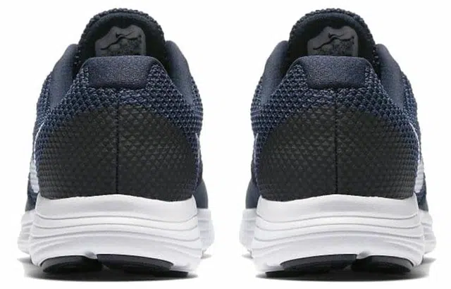 Nike REVOLUTION 3