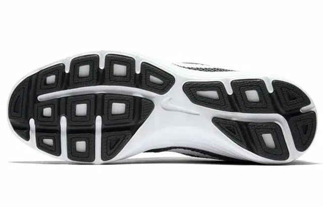 Nike REVOLUTION 3