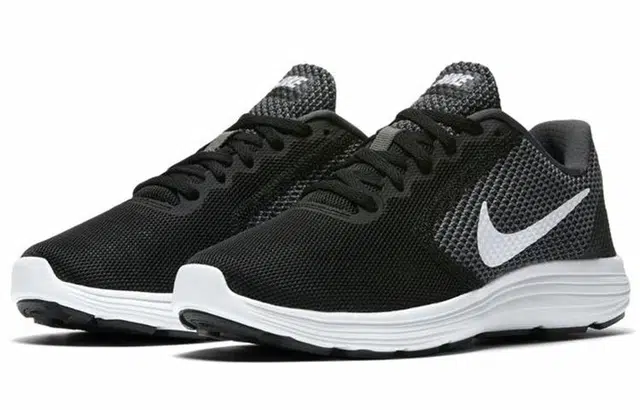 Nike REVOLUTION 3