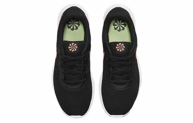 Nike Tanjun