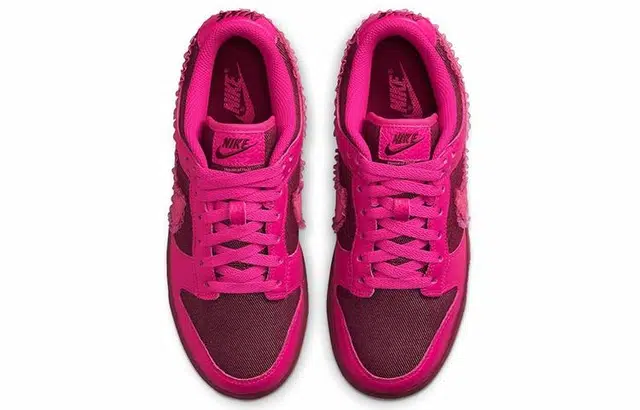 Nike Dunk Low "Valentine's Day"