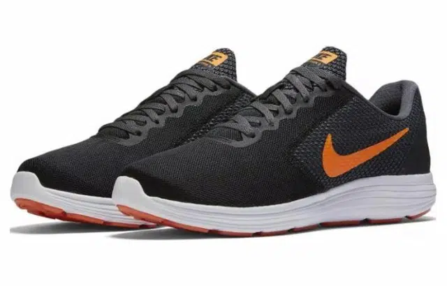Nike REVOLUTION 3