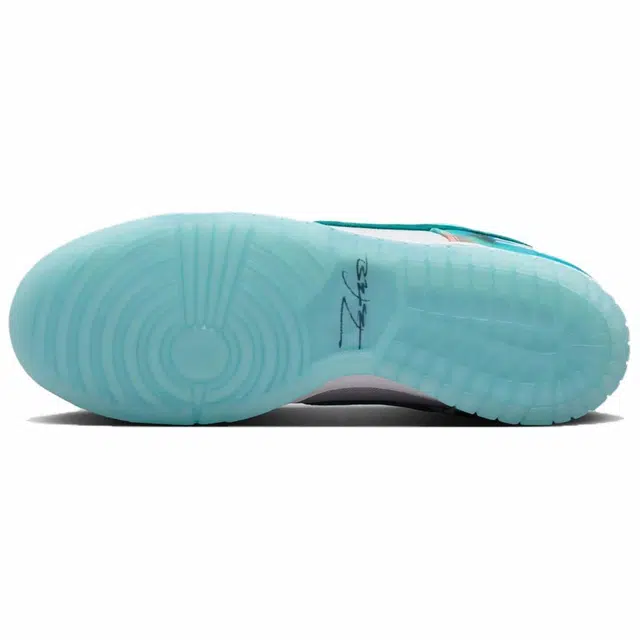Futura Laboratories x Nike Dunk SB