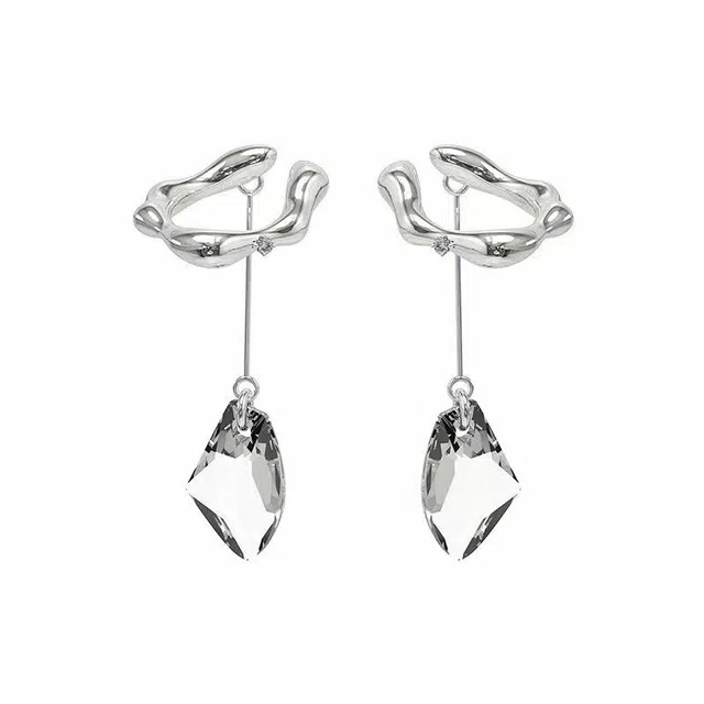 前方大荒野 水晶吊坠耳骨夹闪亮璀璨晶莹剔透轻奢高级感法式风情潮流时尚简约小众设计精致时髦日常通勤休闲百搭无耳洞可戴 钛钢 耳夹 女款
