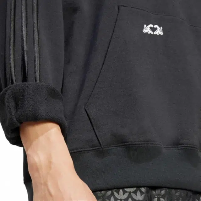 adidas originals x Mickey Mouse Appliqu Hoodie