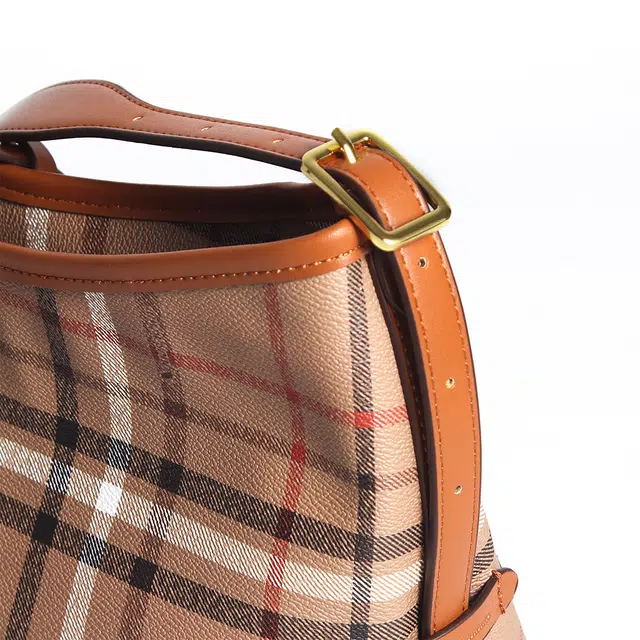 AQUASCUTUM PU