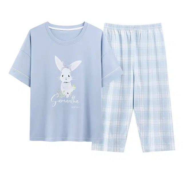 莫代尔 轻盈休闲时尚加大加宽简约小清新卡通亲肤舒适一体式带胸垫短袖七分裤睡衣套装 女款 天蓝色