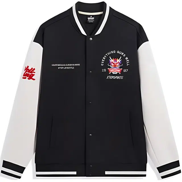 特步 新春系列 保暖单排扣绣花工艺宽松棒球服 男款 正黑色/棉花白