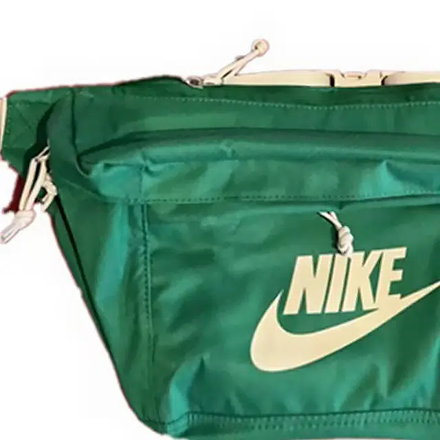 Nike Tech 10L Logo