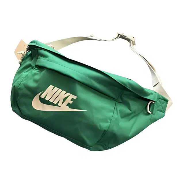 Nike Tech 10L Logo