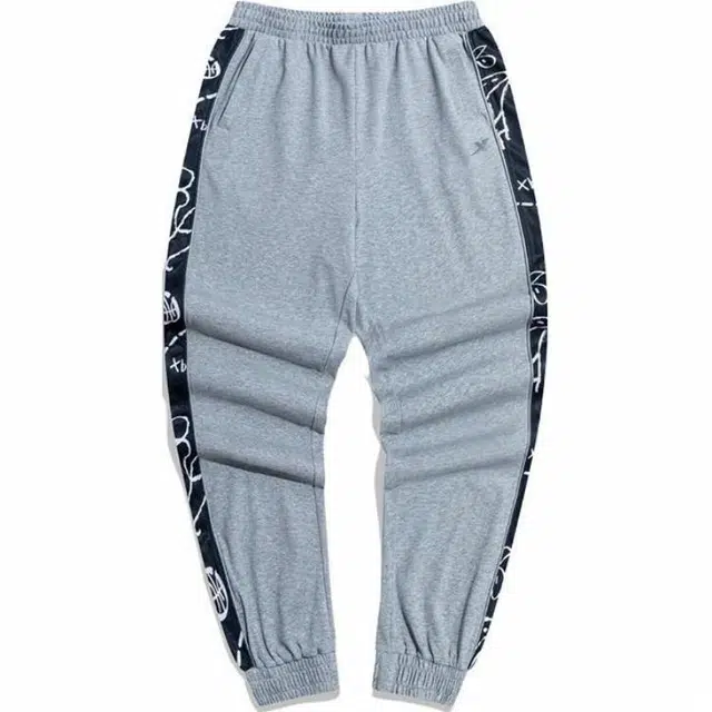 特步 侧边撞色篮球训练宽松休闲束脚针织运动裤 男款 浅花灰