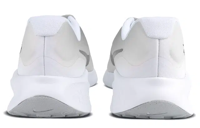 Nike REVOLUTION 7