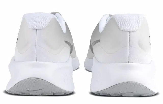 Nike REVOLUTION 7