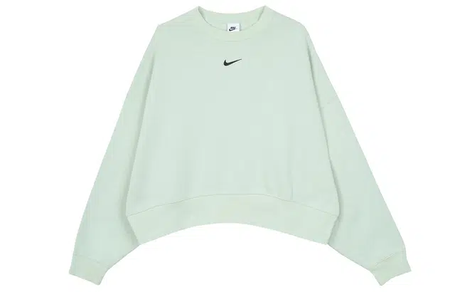 Nike Sportswear Collection Essentials Logo