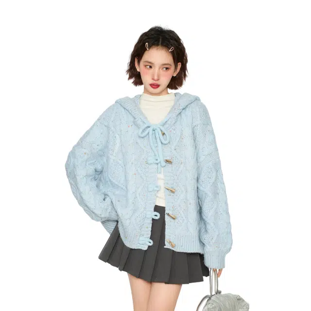 柏黛妃 纯色牛角扣慵懒风软糯连帽宽松小个子针织衫 女款