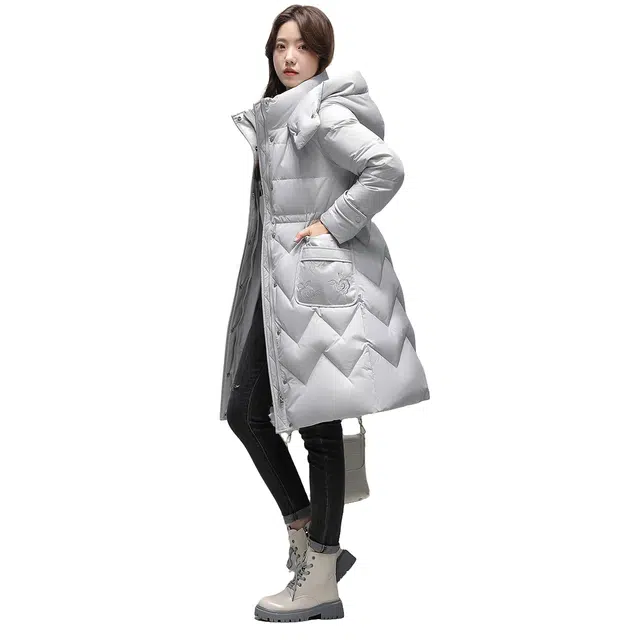 鸭鸭 防寒经典连帽刺绣加厚保暖长款收腰休闲百搭羽绒服 女款