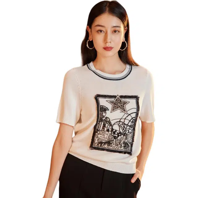 粉蓝衣橱 时尚艺术刺绣短袖针织衫 女款 月牙白