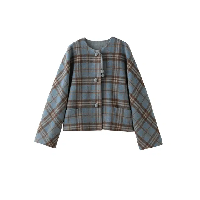 花栗鼠小姐 留洋千金 精致复古圆领一片式设计感手工绣球扣宽松短款长袖大衣 女款 蓝格纹