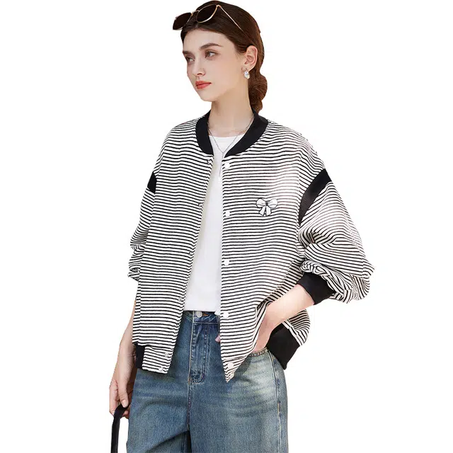 她池 落肩长袖宽松款单排扣短外套棒球服 女款 黑米条纹
