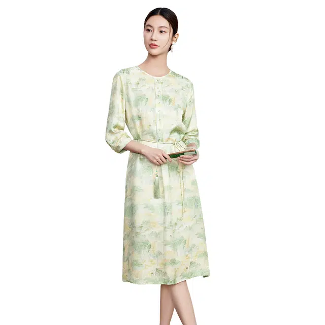 富铤  新中式国风古典气质淑女名媛高级感轻熟圆领印花蚕丝轻薄款系带盘扣结裙子长裙连衣裙 女款 日照金山