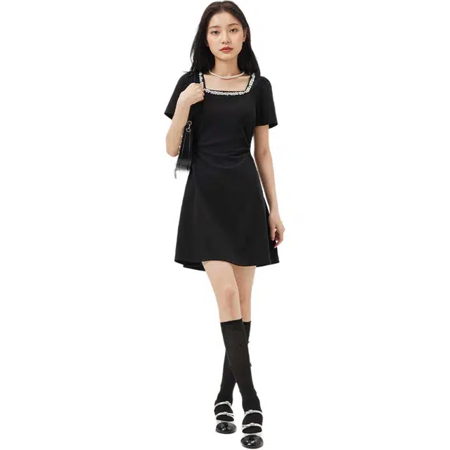 爱依服 法式高级感名媛千金风方领设计纯色短袖连衣裙 女款 黑