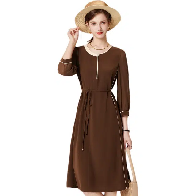 粉红玛琍 圆领拼接收腰七分长袖连衣裙 女款 咖啡色