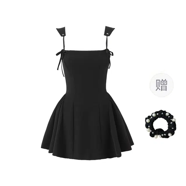雾闪闪 纯欲辣妹风简约设计感宽肩带方领系带收腰蓬蓬吊带连衣裙 女款 （黑色+发圈）买赠