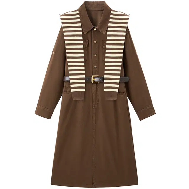 太平鸟 胸前翻盖口袋背后开叉长袖连衣裙 女款 栗色