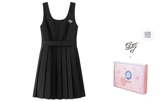 东鲸岁时记 开春穿搭小个子学院风吊带连衣裙 女款 礼盒装 黑色背带裙 买赠送金属徽章