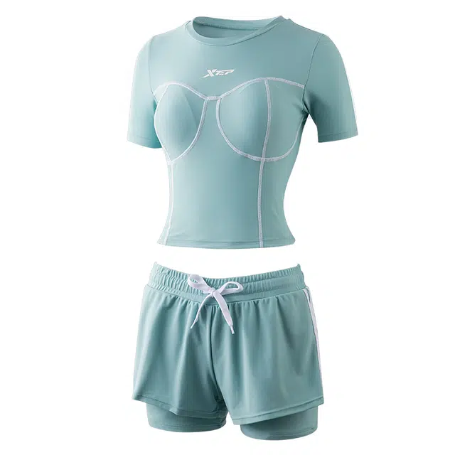 特步 字母印花短袖上衣平角分体泳衣 浅蓝色