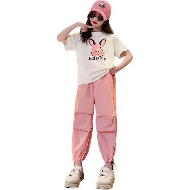 大童 蓝精灵 圆领小兔子字母图案舒适落肩短袖松紧腰工装长裤休闲运动套装 白色