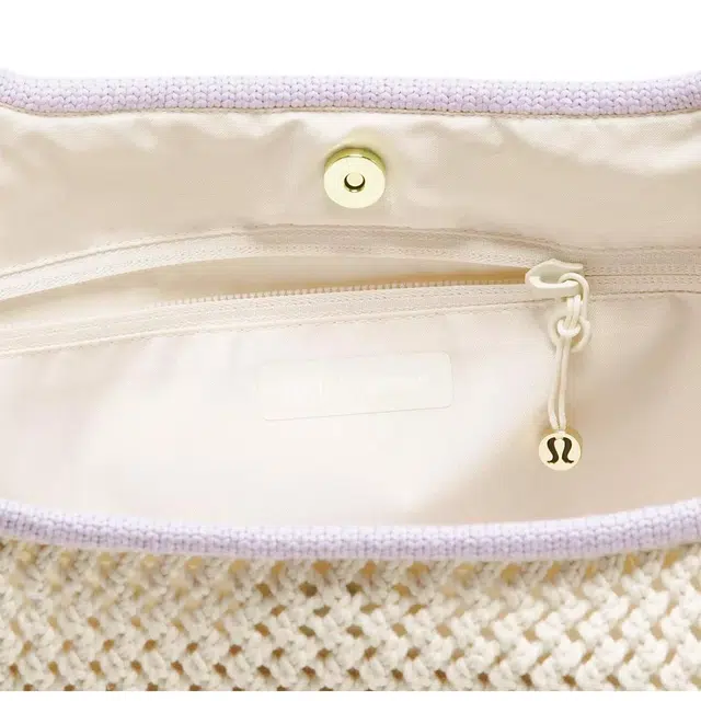 lululemon 7L Logo )