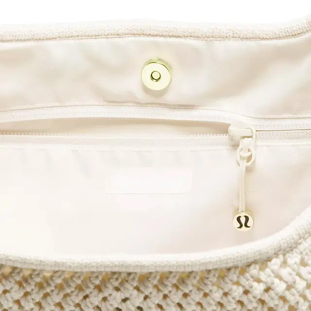 lululemon 7L Logo )